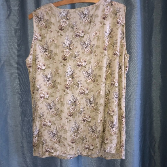 Floral Sleeveless V-Neck Top- no tags- 24” pit to pit- real pretty - Picture 3 of 12